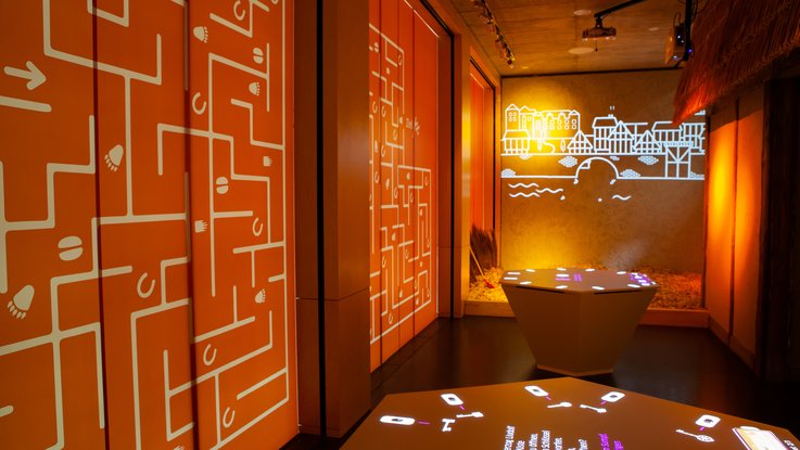 VISUELL Szenografie: die erste Escape-Ausstellung der Welt im StadtPalais Stuttgart – Museum für Stuttgart VISUELL Szenografie: Escape-Ausstellung: Im Raum der Sumpflandschaften befinden sich zwei RFID-Tische, auf denen man Rätsel lösen kann