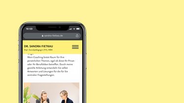 VISUELL Kommunikationsdesign: Visual Identity: Ausschnitt der Website auf dem Smartphone mit gelbem Header
