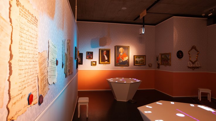 VISUELL Szenografie: die erste Escape-Ausstellung der Welt im StadtPalais Stuttgart – Museum für Stuttgart VISUELL Szenografie: Escape-Ausstellung: Im Raum des Barocks befinden sich zwei RFID-Tische, auf denen man Rätsel lösen kann