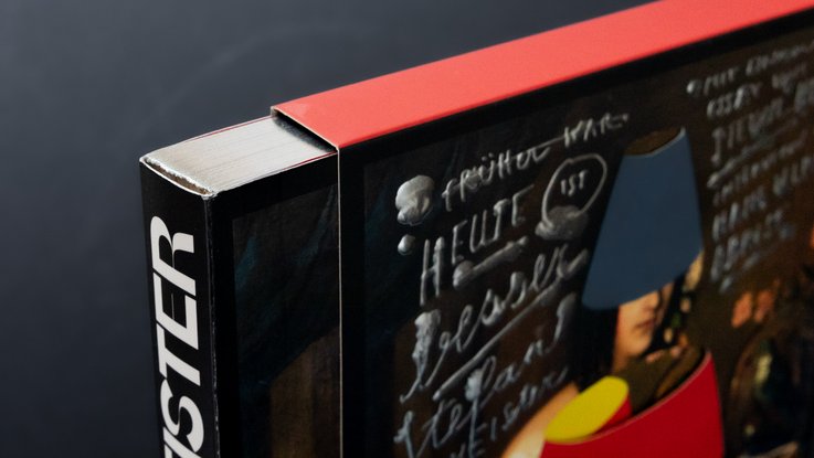 VISUELL Blogbeitrag: Stefan Sagmeister „Heute ist besser": Das Buch steckt im Schuber mit roter Kante und veredeltem Cover, das Buch „Heute ist besser" mit silbernem Farbschnitt