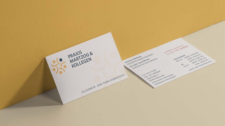 VISUELL Kommunikationsdesign: Corporate Design: Vorder- und Rückseite der Visitenkarte für die Praxis mit Wort-Bild-Marke in gelb und blau sowie Schrift in blau und rot auf cremefarbenem Naturpapier