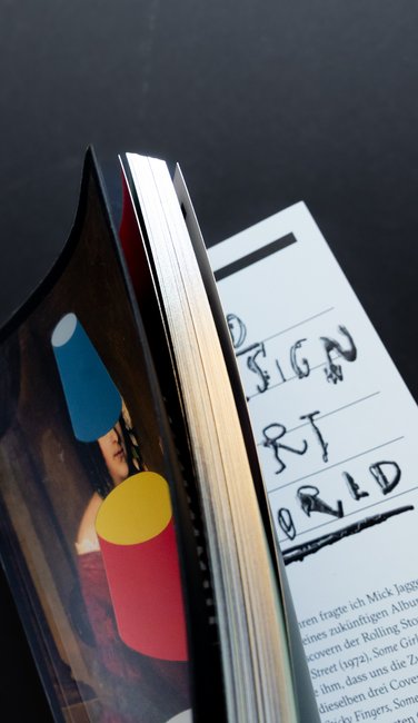 VISUELL Blogbeitrag: Stefan Sagmeister „Heute ist besser": Aufgeschlagenes Buch mit sichtbarem silbernen Farbschnitt