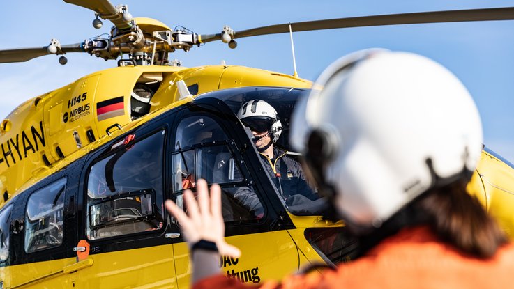 VISUELL Blogbeitrag: ADAC Luftrettung in Ulm mit dem Christoph 22: Der Pilot Mark sitzt im gelben Helikopter Christoph 22