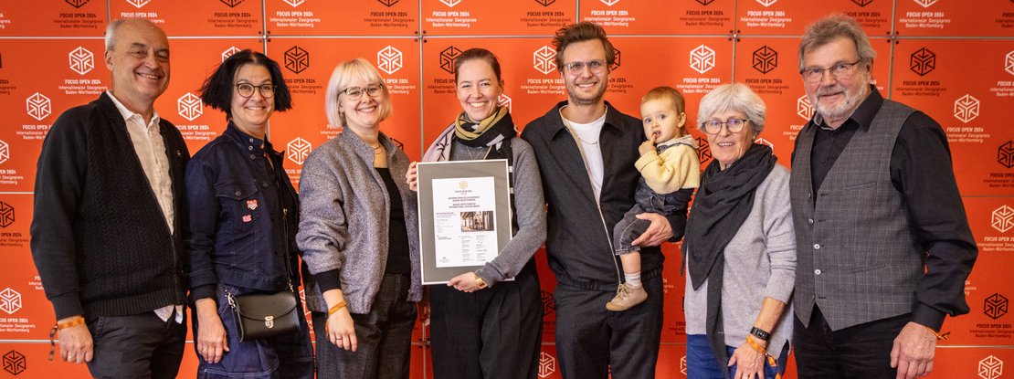 VISUELL Blogbeitrag: VISUELL gewinnt den FOCUS OPEN 2024 Gold für das Obstbaumuseum Glems VISUELL Blogbeitrag: FOCUS OPEN Award 2024 Gold: Sieben Personen aus dem Projektteam posieren mit der Urkunde des FOCUS OPEN Award 2024 vor einem Fotohintergrund mit dem Logo des Internationalen Designpreis Baden-Württemberg