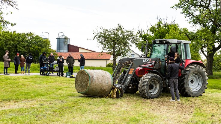 VISUELL Blogbeitrag: Dreharbeiten für STAHL CraneSystems: Ein Traktor, der einen Heuballen aufgespießt hat wird gefilmt