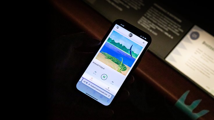 VISUELL Szenografie: Ausstellung „Spurensuche“: Detailaufnahme des Media-Guides auf einem Smartphone 