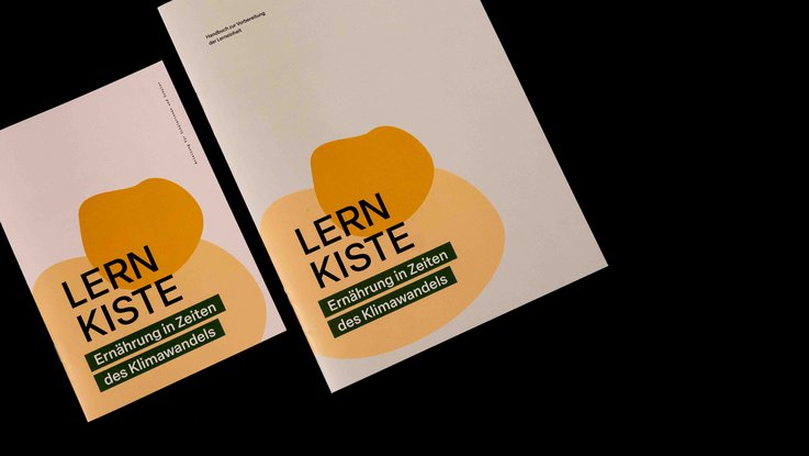 VISUELL Szenografie: Pädagogische Lernkiste: Informationsbroschüre für die Lehrenden- Aufschrift: Handbuch zur Vorbereitung der Lerneinheit