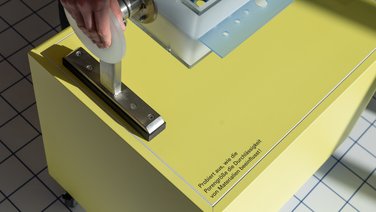 VISUELL Szenografie: Wissenschaftsausstellung „Was kann Katalyse?“ für den Sonderforschungsbereich SFB 1333 der Universität Stuttgart VISUELL Szenografie: Wissenschaftsausstellung: Detailaufnahme eines interaktiven Exponats zu Selektionsmechanismen in der Ausstellung „Was kann Katalyse?“. Eine Hand bedient das drehbare Exponat, welches darstellt wie die Porengröße die Durchlässigkeit von Materialien beeinflusst.