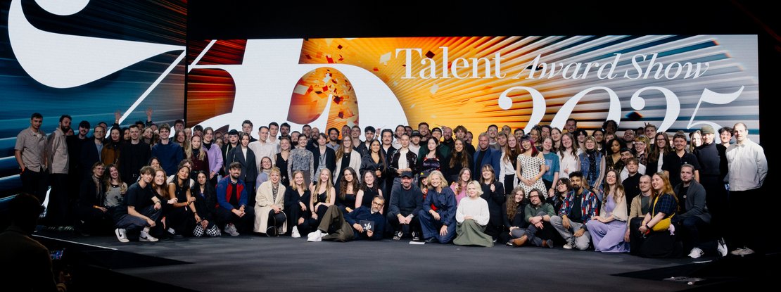 VISUELL Blogbeitrag: ADC Talent Festival 2025 „Goldenes Konfetti – Silberner Nagel“ VISUELL Blogbeitrag: ADC Talent Award 2025: Gruppenfoto der Nachwuchstalente auf der großen Festivalbühne, vor leuchtender Medienwand mit der Aufschrift „Talent Award Show 2025“.