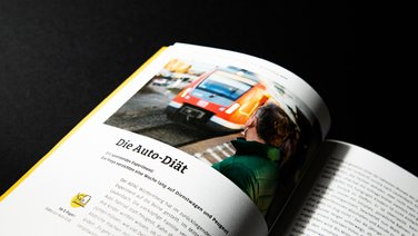 VISUELL Kommunikationsdesign: Geschäftsbericht ADAC Rückspiegel 2022 VISUELL Kommunikationsdesign: Detailansicht Bericht "Die Auto-Diät"