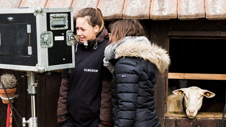 VISUELL Blogbeitrag: Dreharbeiten für STAHL CraneSystems: Laureen von VISUELL schaut sich die entstandenen Aufnahmen direkt an
