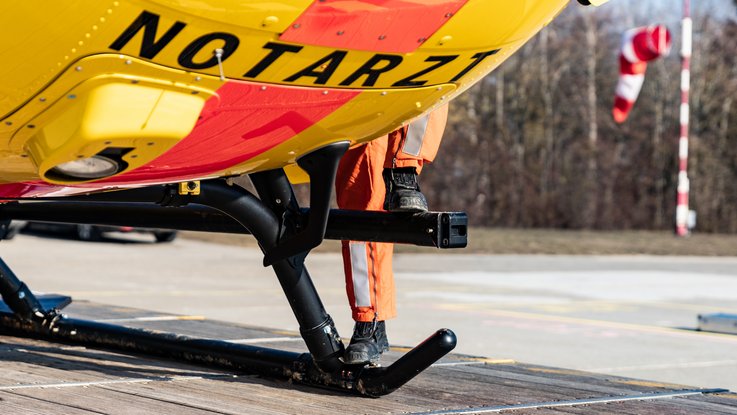 VISUELL Blogbeitrag: ADAC Luftrettung in Ulm mit dem Christoph 22: Detailaufnahme von dem gelben Helikopter Christoph 22 - Aufschrift in rot: Notarzt