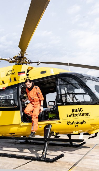 VISUELL Blogbeitrag: ADAC Luftrettung in Ulm mit dem Christoph 22: Claudia Reich steigt aus dem gelben Helikopter Christoph 22 aus