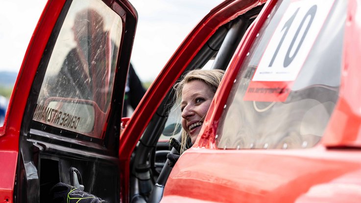 VISUELL Blogbeitrag: Wir fotografieren und schreiben die Titelstory des DeinsMeinsUnsers, das Thema: Denise Ritzmann die Driftkönigin am Nürburgring VISUELL Blogbeitrag: Titelstory des DeinsMeinsUnsers: Denise Ritzmann schaut aus dem Fenster ihres roten Autos