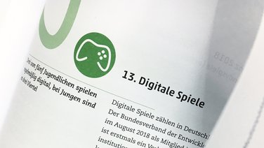 VISUELL Kommunikationsdesign: Editorial Design JIM-, KIM- und miniKIM- Studie: Innenseite mit Schattenwurf - Überschrift: Digitale Spiele