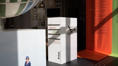 VISUELL Szenografie: Jubiläumsausstellung: Vom Rennfahrer zum Verleger, 75 Jahre Verlagsgeschichte VISUELL Szenografie: Ausstellungsrundgang: Schubladenmöbel - Aufschrift: Print, die ersten Magazine
