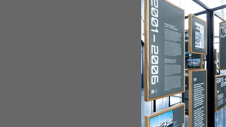 VISUELL Szenografie: Jubiläumsausstellung VISUELL Szenografie: Jubiläumsausstellung: Informationstafeln mit weißer Schrift auf anthrazitfarbenem Grund.