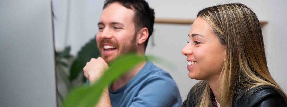 VISUELL Studio: 97a: Zwei Mitarbeiter mit Freude bei der Arbeit