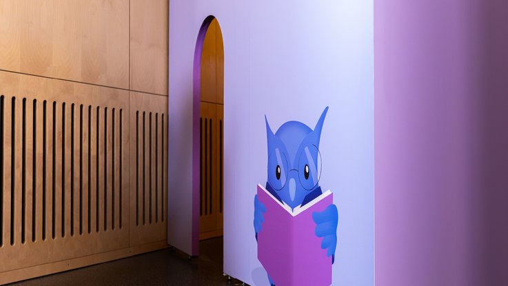 VISUELL Szenografie: 200 Jahre KOSMOS, Jubiläumsausstellung VISUELL Szenografie: Ausstellungsrundgang: Eingangsbereich/Durchgang für Kinder mit Eulen-Illustration
