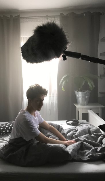 VISUELL Kommunikationsdesign: Kino-Werbespot „Wir haben das Zeug zum Heben!“ für STAHL CraneSystems VISUELL Kommunikationsdesign: Kino-Werbespot für STAHL CraneSystems: Der Hauptdarsteller sitzt im Bett, man sieht ein Mikrofon