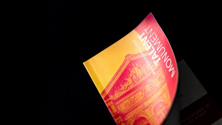 VISUELL Szenografie: Gestaltung und Realisierung des Leitsystems und der Printprodukte für die Nacht des offenen Denkmals in Baden-Baden. VISUELL Szenografie: Nacht des offenen Denkmals: Vorderseite der Wendebroschüre in pink und orange - Aufschrift: Nacht des offenen Denkmals / Talentmonument