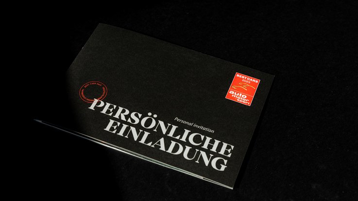 VISUELL Szenografie: BEST CARS 2023: Schwarze Einladung mit Logo ams  - Aufschrift: Persönliche Einladung