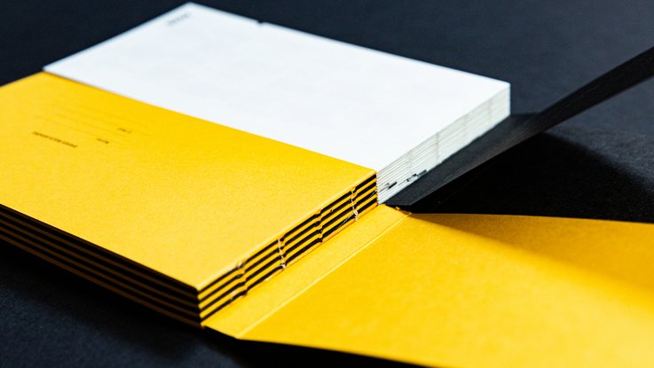 VISUELL Blogbeitrag: VISUELL-Kalender 2020: Aufteilung des Kalenderbuchs in gelbe und eine weiße Seiten in der Hälfte