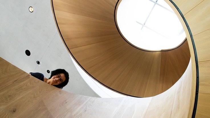 VISUELL Blogbeitrag: Auf Weiterbildung in der Rapunzelwelt. Wir lernen nachhaltige Anbauweisen kennenlernen. VISUELL Blogbeitrag: Weiterbildung in der Rapunzelwelt: Die Wendeltreppe aus Holz aus dem Rapunzelmuseum