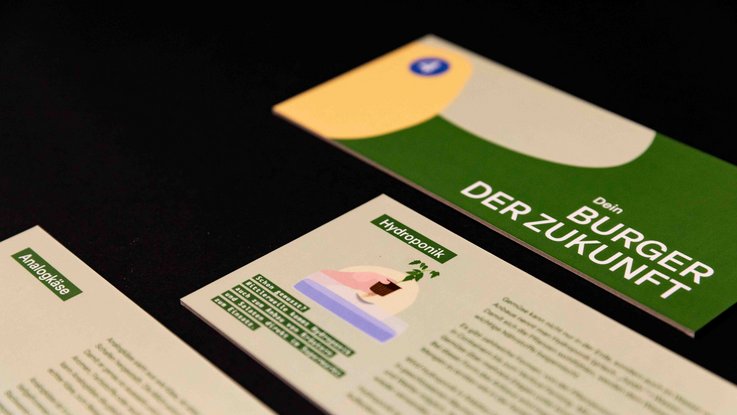 VISUELL Szenografie: Pädagogische Lernkiste: Detailaufnahme Karten mit Illustrationen von Burger-Bestandteilen