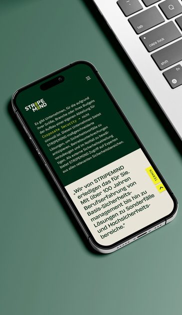 VISUELL Kommunikationsdesign: Corporate Design für STRIPEMIND VISUELL Kommunikationsdesign: Corporate Design STRIPEMIND: Smartphone-Ansicht der Website auf dunklem Hintergrund; das STRIPEMIND-Logo und Textmodule in Dunkelgrün, Neongelb und Beige sind klar strukturiert.
