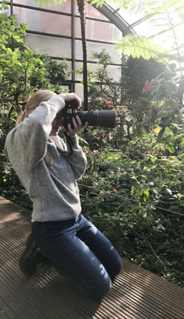 VISUELL Blogbeitrag: Pflanzenfotografie: Marie von VISUELL beim Fotografieren