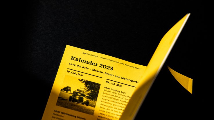 VISUELL Kommunikationsdesign: Geschäftsbericht ADAC Rückspiegel 2022 VISUELL Kommunikationsdesign: Gelbe Kalenderseite des Geschäftsberichtes Rückspiegel 2022