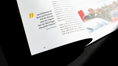 VISUELL Kommunikationsdesign: Editorial Design ADAC Württemberg e.V.: Detailaufnahme Innenseite mit Zitat. - Aufschrift: Die Driftszene ist klein und herzlich. Auf der Strecke sind wir Gegner, hier im Familienlager eine große Familie
