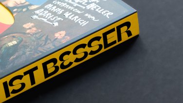 VISUELL Blogbeitrag: Stefan Sagmeister „Heute ist besser": Detailaufnahme des gelben Buchrückens mit schwarzer Schrift