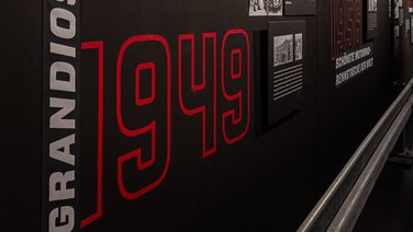 VISUELL Szenografie: Mythos Solitude: Detailaufnahme schwarze Informationstafel - Aufschrift in Rot: Grandios 1949