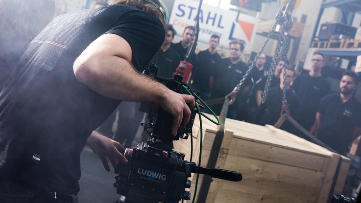 VISUELL Blogbeitrag: Dreharbeiten für STAHL CraneSystems: Die MitarbeiterInnen von STAHL CraneSystems werden in Nebel gehüllt und dabei gefilmt