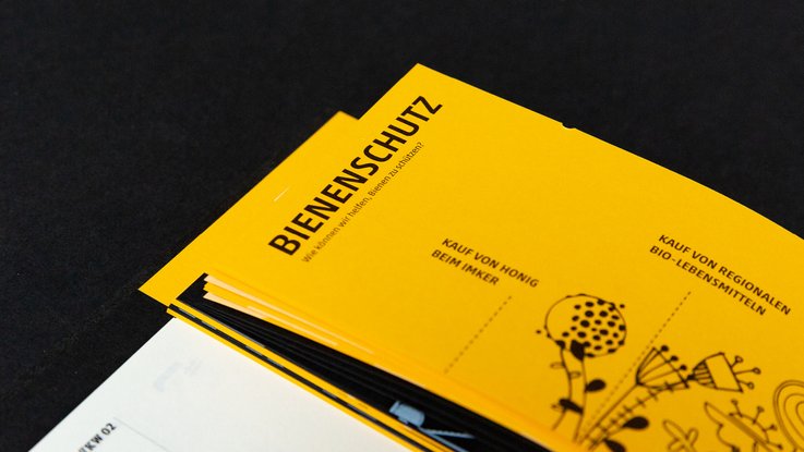 VISUELL Blogbeitrag: VISUELL-Kalender 2020: Aufteilung des Kalenderbuchs in gelbe Seite mit schwarzen Illustrationen und einer weiße Seite in der anderen Hälfte