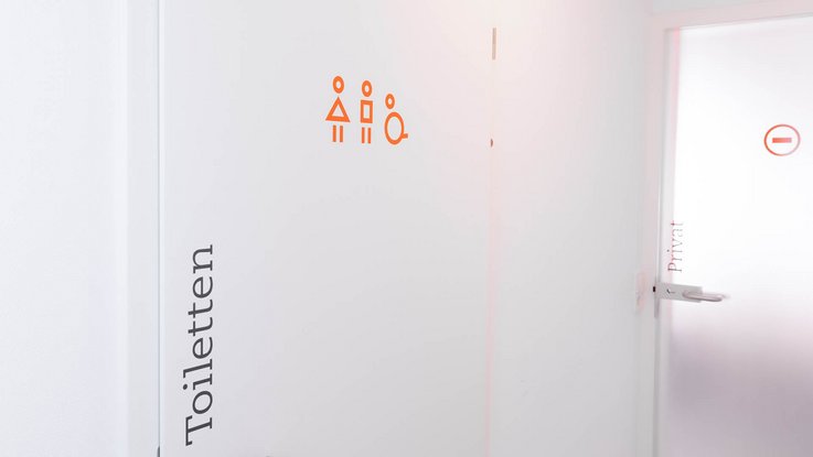 VISUELL Kommunikationsdesign: Corporate Design: Leitsystem für die Praxis Dr. Ines Fleger mit Schrift und Icons für die Toiletten.