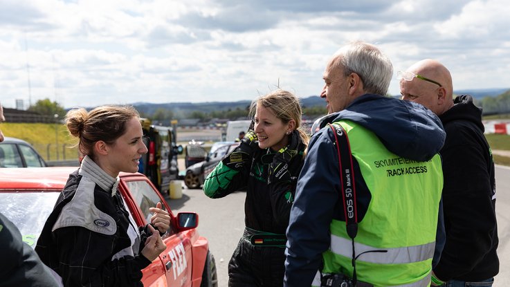 VISUELL Blogbeitrag: Wir fotografieren und schreiben die Titelstory des DeinsMeinsUnsers, das Thema: Denise Ritzmann die Driftkönigin am Nürburgring VISUELL Blogbeitrag: Titelstory des DeinsMeinsUnsers: VISUELL unterhält sich mit Denise Ritzmann auf der Rennstrecke