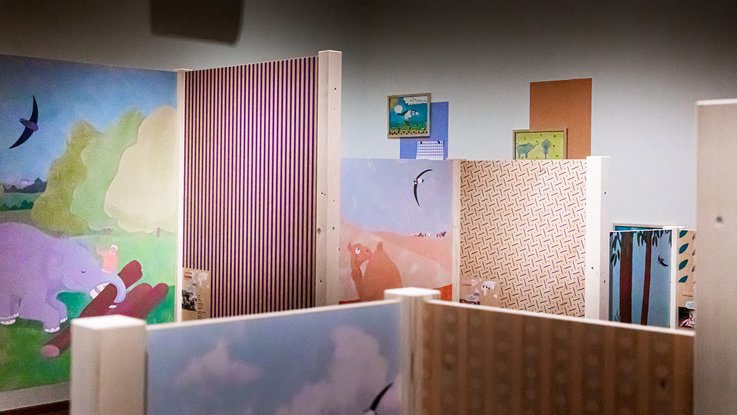 VISUELL Szenografie: Ausstellung „Spurensuche“: Mal- und Leseecke mit den 18 Illustrationen