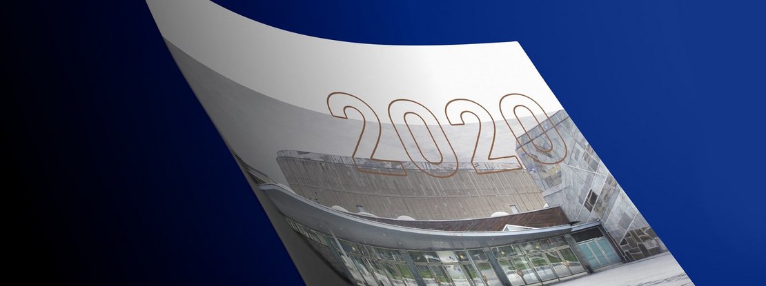VISUELL Kommunikationsdesign: Überarbeitung des Corporate Designs, angepasst an die Architektur des Kultur- und Kongresszentrums Liederhalle VISUELL Kommunikationsdesign: Corporate Design Liederhalle: Detailaufnahme Poster auf dunkelblauem Hintergrund - Aufschrift: 2020