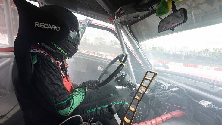 VISUELL Blogbeitrag: Wir fotografieren und schreiben die Titelstory des DeinsMeinsUnsers, das Thema: Denise Ritzmann die Driftkönigin am Nürburgring VISUELL Blogbeitrag: Titelstory des DeinsMeinsUnsers: Denise Ritzmann beim Driften in ihrem Auto