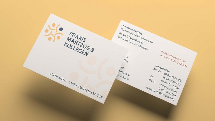 VISUELL Kommunikationsdesign: Corporate Design: Vorder- und Rückseite der Visitenkarte für die Praxis mit Wort-Bild-Marke in gelb und blau sowie Schrift in blau und rot auf cremefarbenem Naturpapier