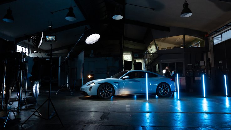 VISUELL Kommunikationsdesign: Porsche wird von blauen Lichtinstallationen beleuchtet und gefilmt