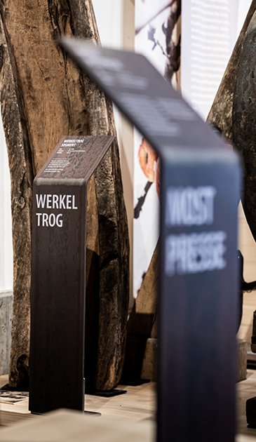 VISUELL Szenografie: Obstbaumuseum: Detailaufnahme Exponatbeschriftung - Aufschrift: Werkeltrog