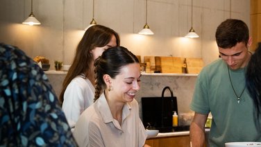 VISUELL Blogbeitrag: Auf Weiterbildung in der Rapunzelwelt. Wir lernen nachhaltige Anbauweisen kennenlernen. VISUELL Blogbeitrag: Weiterbildung in der Rapunzelwelt: Aline von VISUELL beim Kochkurs