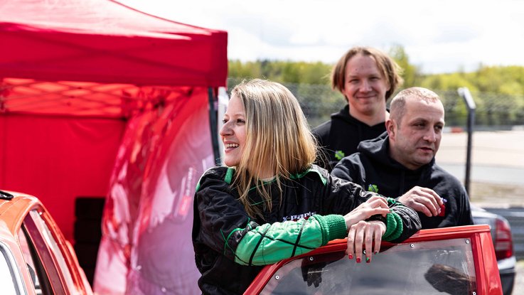 VISUELL Blogbeitrag: Wir fotografieren und schreiben die Titelstory des DeinsMeinsUnsers, das Thema: Denise Ritzmann die Driftkönigin am Nürburgring VISUELL Blogbeitrag: Titelstory des DeinsMeinsUnsers: Denise Ritzmann mit ihrem Team auf der Rennstrecke