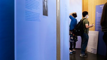 VISUELL Szenografie: 200 Jahre KOSMOS, Jubiläumsausstellung VISUELL Szenografie: Ausstellungsrundgang: Besucher bestaunen die Bücherwelt
