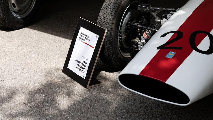 VISUELL Szenografie: Mythos Solitude am Schloss, die Ausstellung bei der Home and Garden VISUELL Szenografie: Solitude Ausstellung: Detailaufnahme Oldtimer mit passender Informationstafel - Aufschrift: 1961 Monteverdi Porsche Formel 1