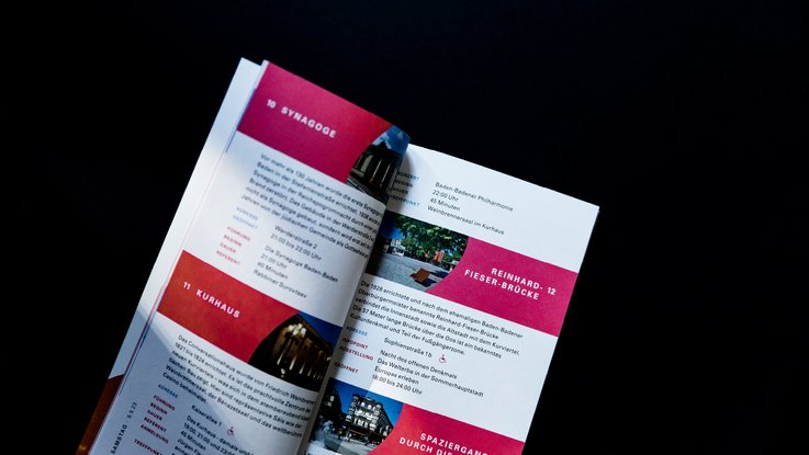 VISUELL Szenografie: Gestaltung und Realisierung des Leitsystems und der Printprodukte für die Nacht des offenen Denkmals in Baden-Baden. VISUELL Szenografie: Nacht des offenen Denkmals: Detailaufnahme Innenseite der Wendebroschüre in pink - Aufschrift: Synagoge und Kurhaus